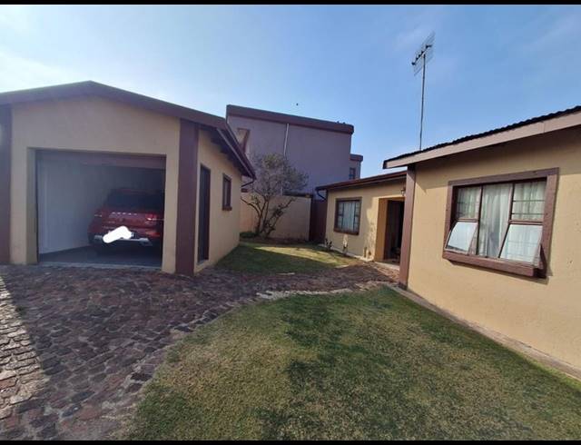 3 BEDROOM TOWNHOUSE FOR SALE IN LIEFDE EN VREDE